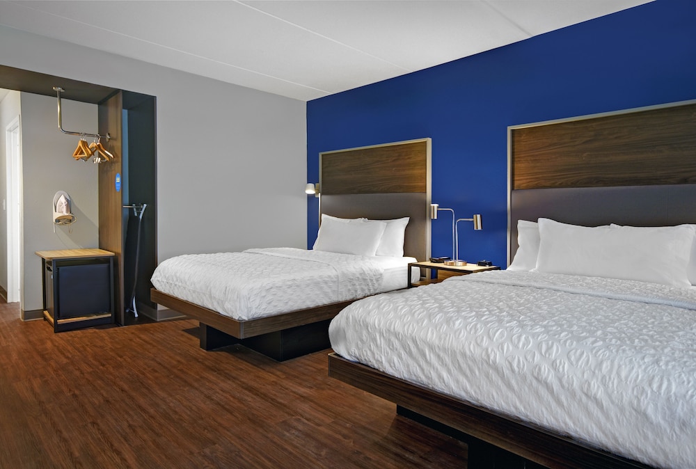 Room, 2 Queen Beds, Accessible, Bathtub (Mobility & Hearing) - Photo 2