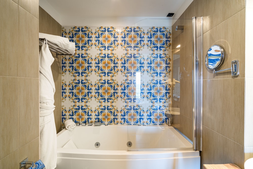 Superior Triple Room, Sea View thumbnail 5