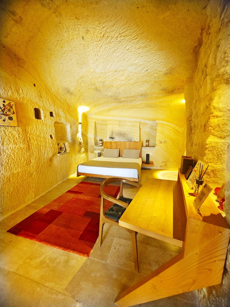 Premium Honeymoon Cave Suite photo 3