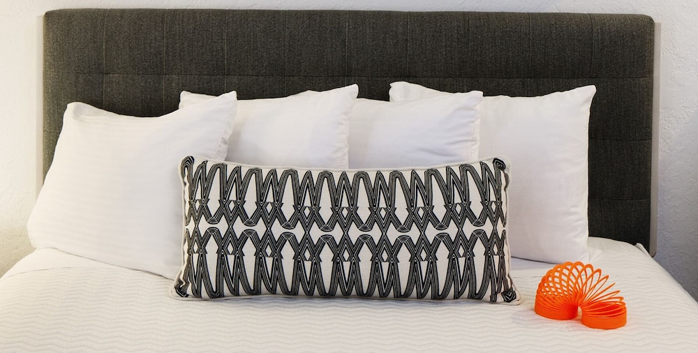 Deluxe Room, 1 Queen Bed thumbnail 6