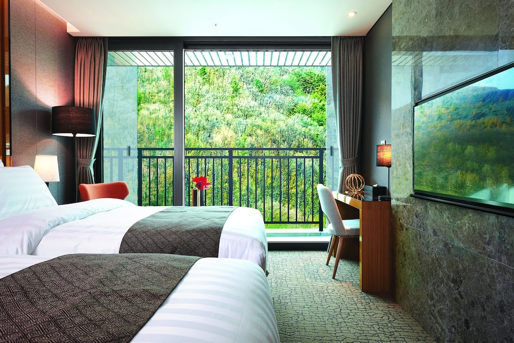 Deluxe Family Twin Balcony - Photo 4