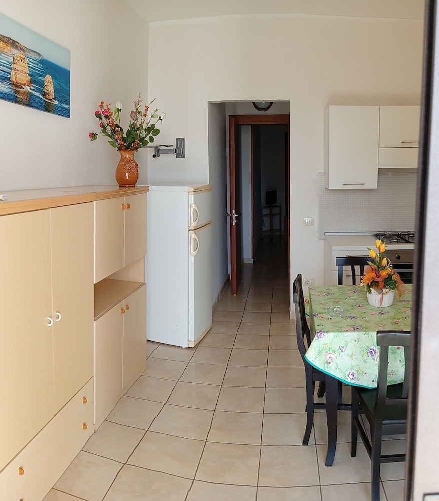 Basic Condo photo 2