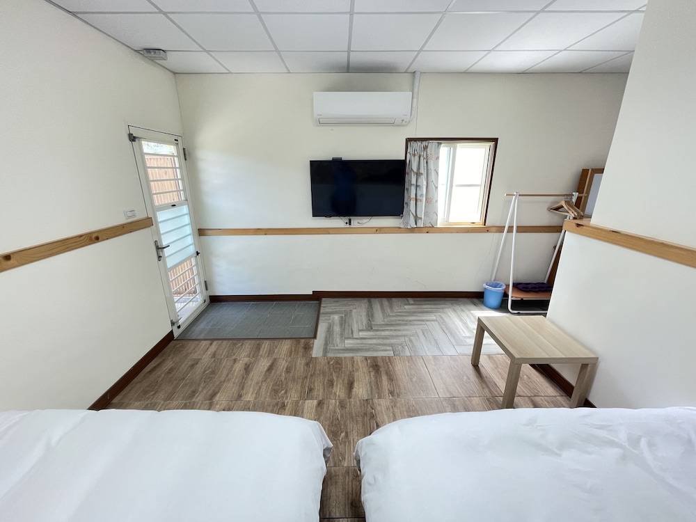 Standard Quadruple Room - Photo 8