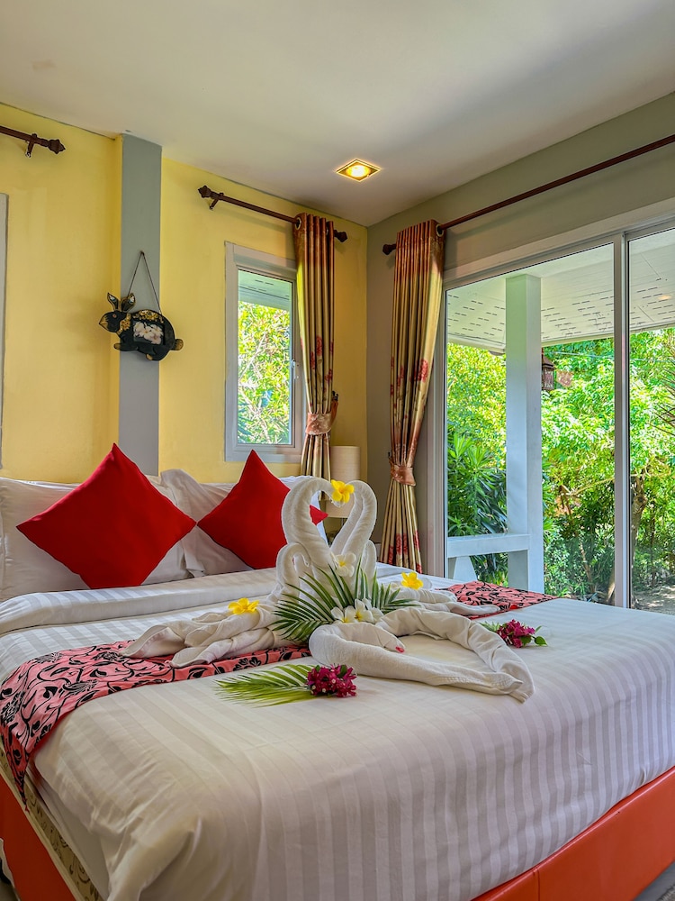 Deluxe Beachfront Room With Garden View photo 1