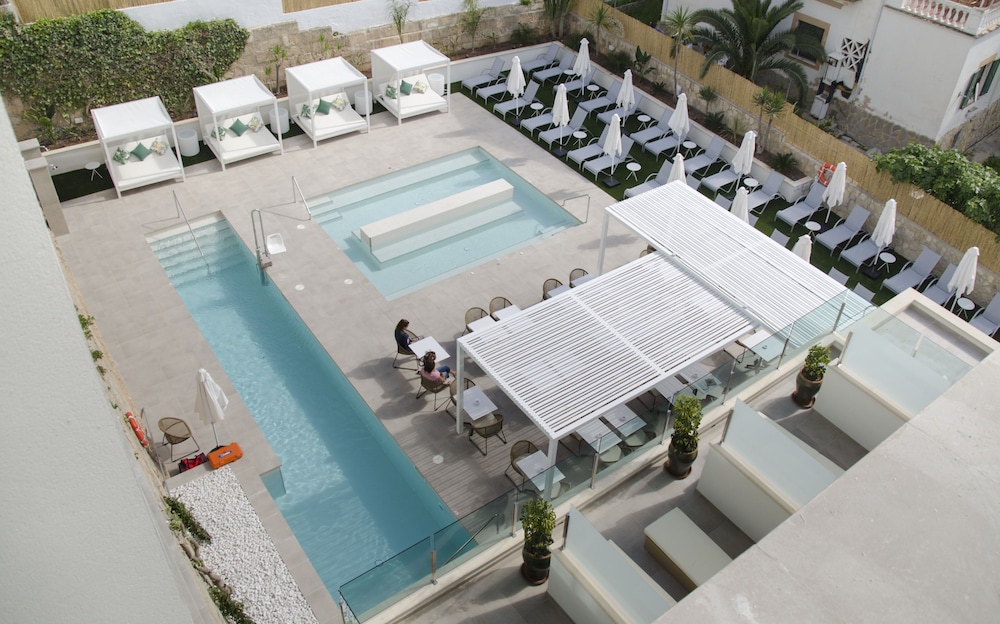 Standard Double Room, Balcony, Pool View thumbnail 5