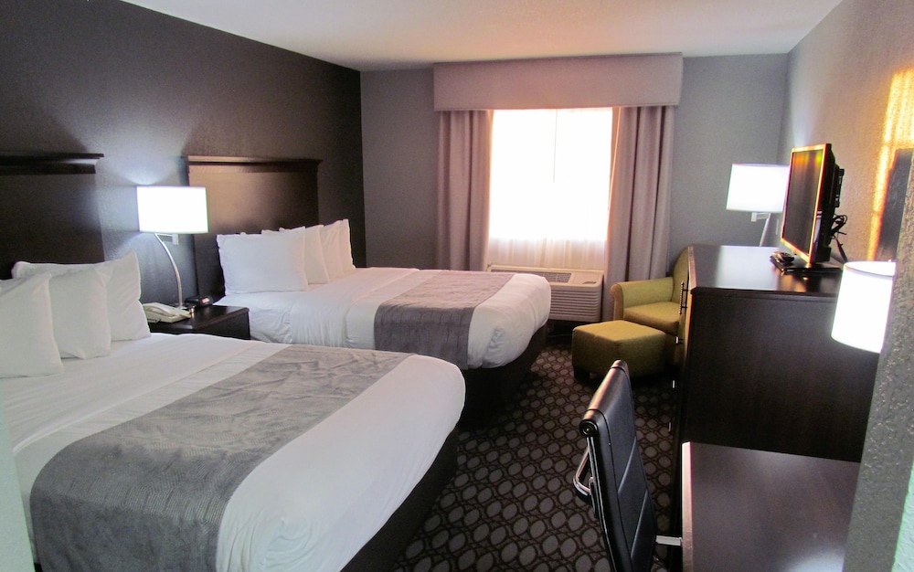 Basic Room, 2 Queen Beds, Non Smoking, Refrigerator & Microwave photo 1