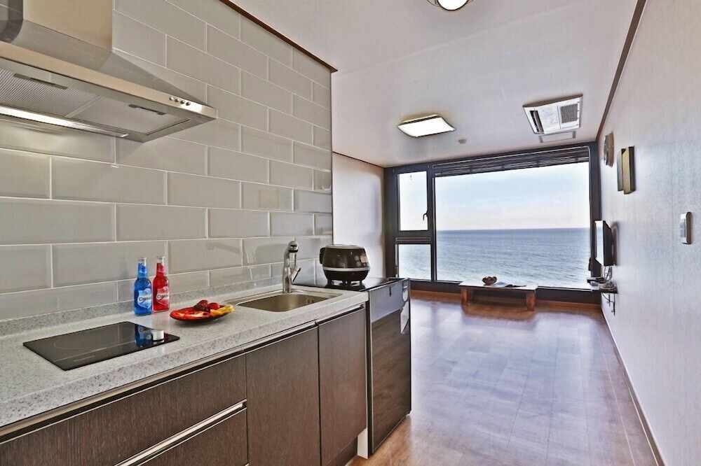 Room (303) photo 2