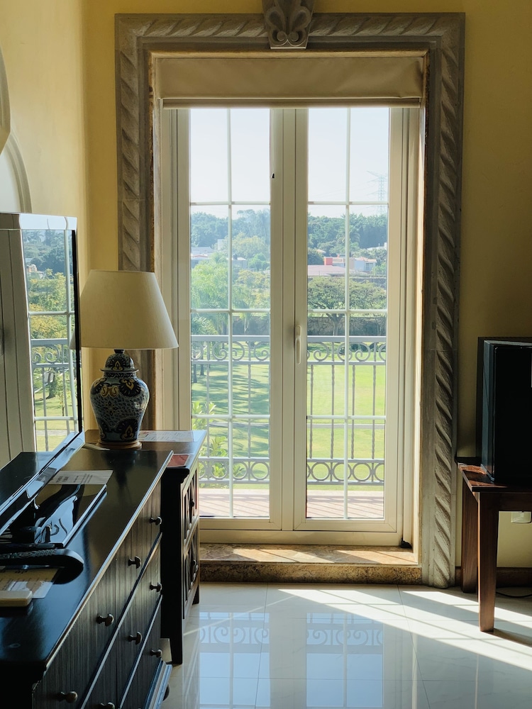 Deluxe Studio Suite, Multiple Beds, Non Smoking, Golf View (Jacuzzi) photo 2