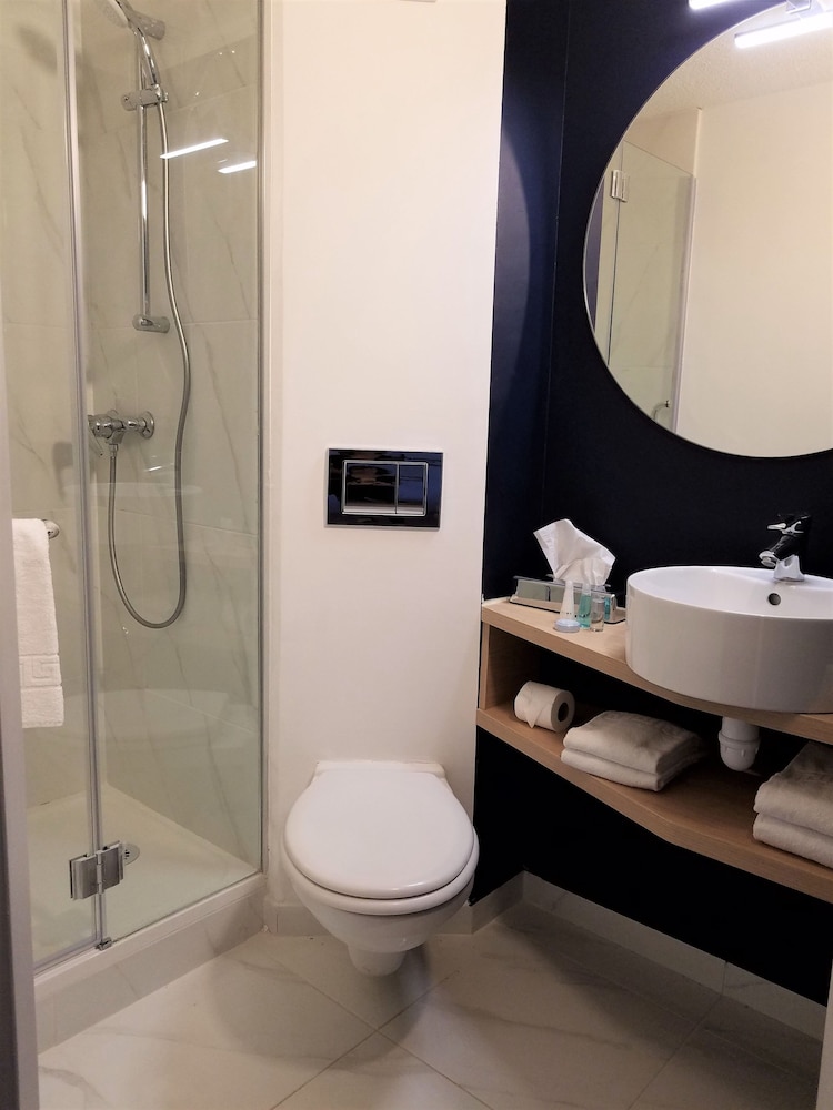 Suite - Photo 3