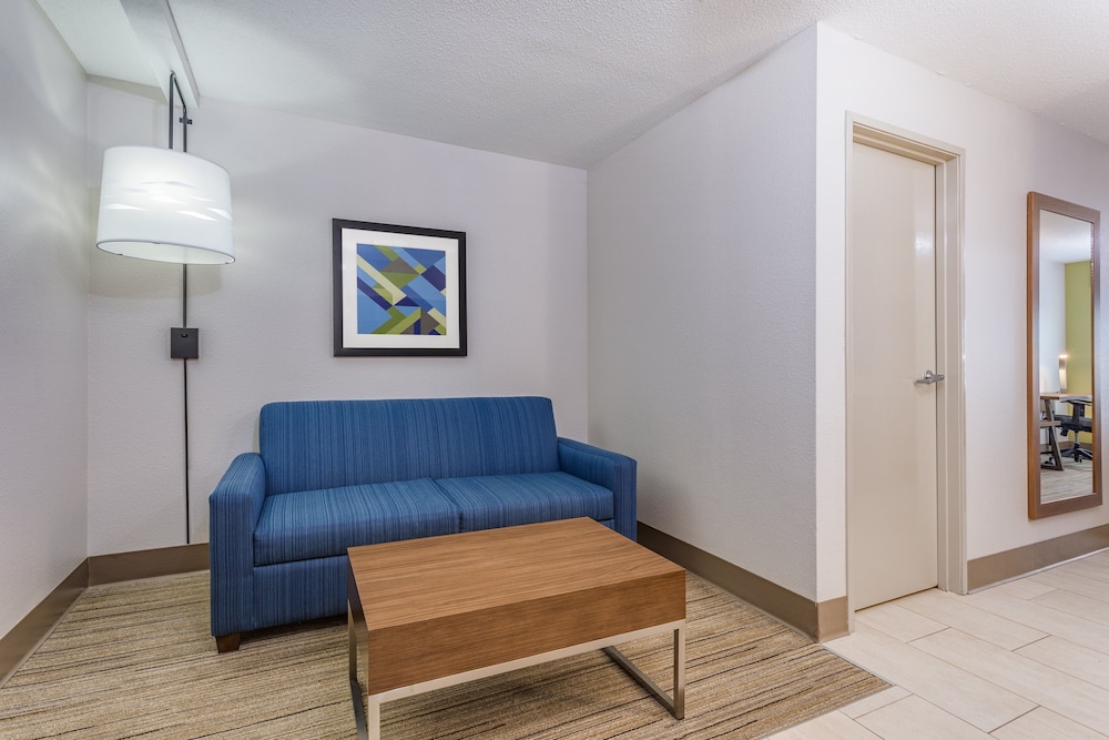 Suite, 1 King Bed, Microwave - Photo 3
