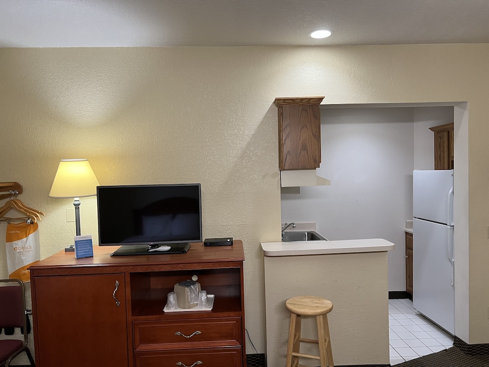Basic Room 1 King Bed (Accessible) - Photo 8