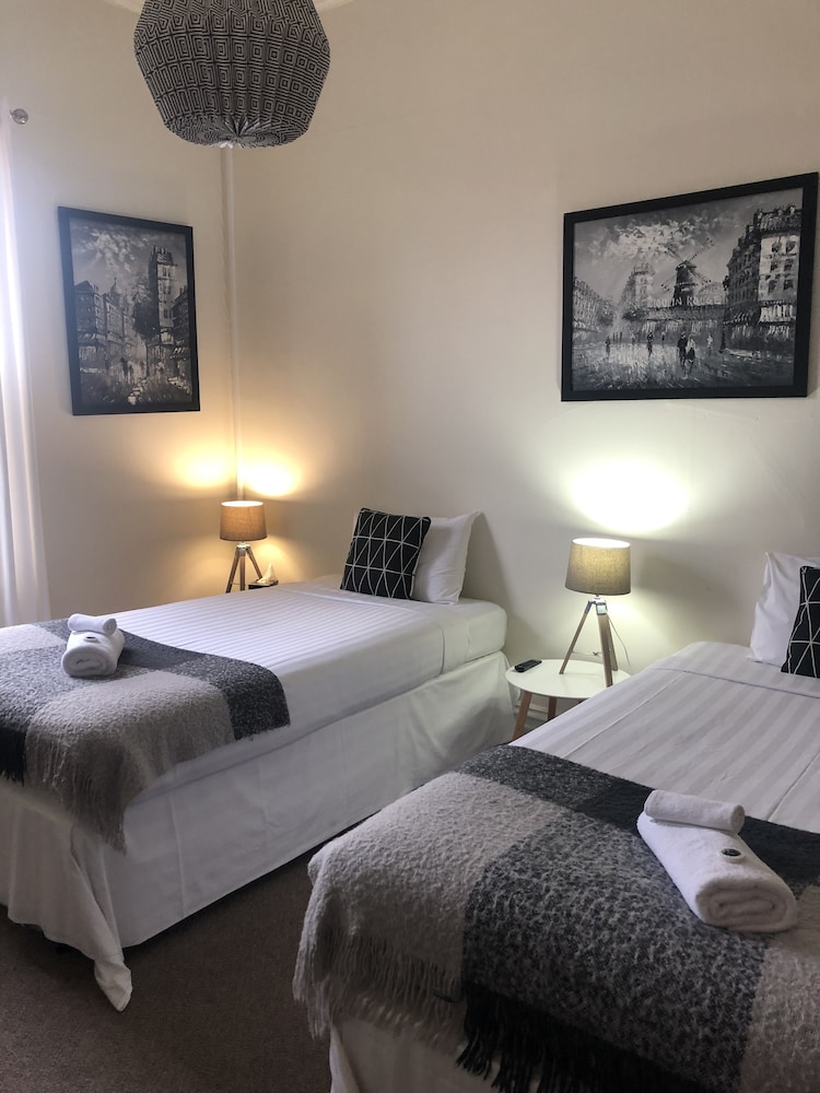 Basic Twin Room, Shared Bathroom photo 3