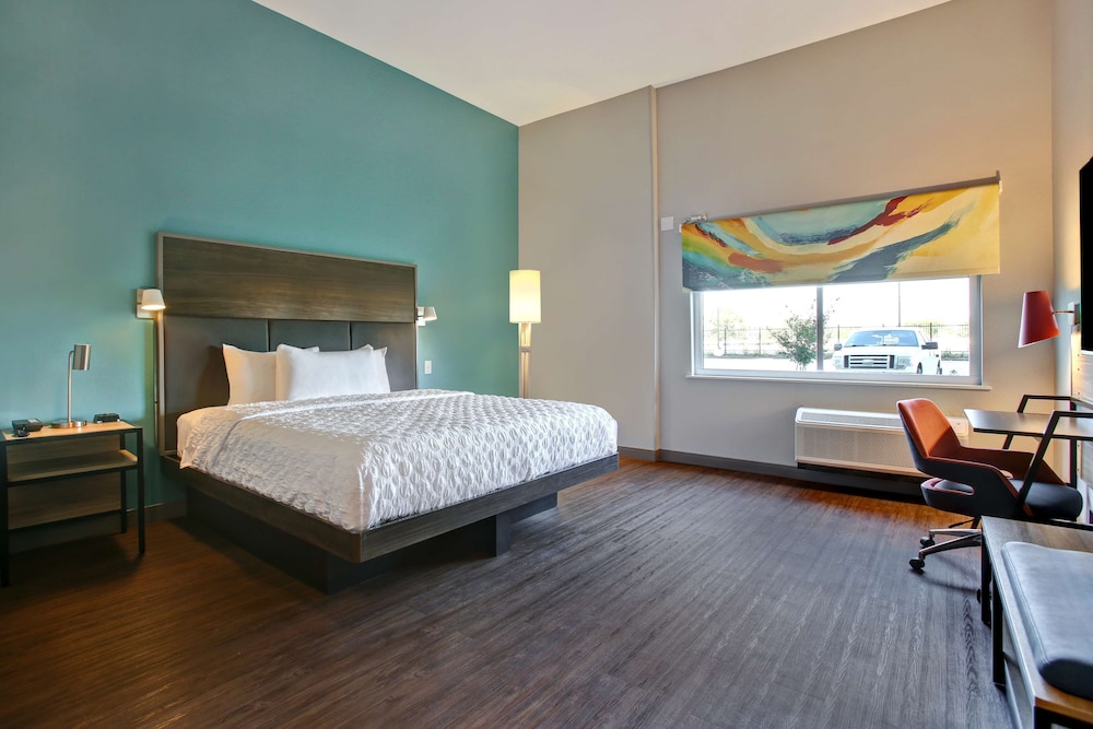 Room, 1 King Bed, Accessible (Roll-In Shower, Mobility & Hearing) photo 1