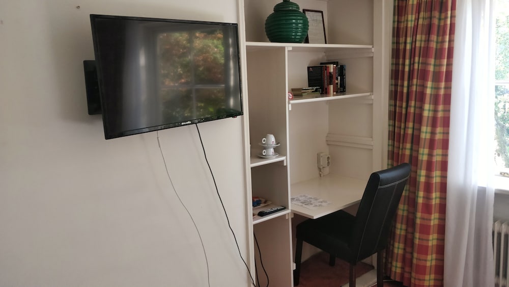 Basic Double Room, 1 Queen Bed photo 3