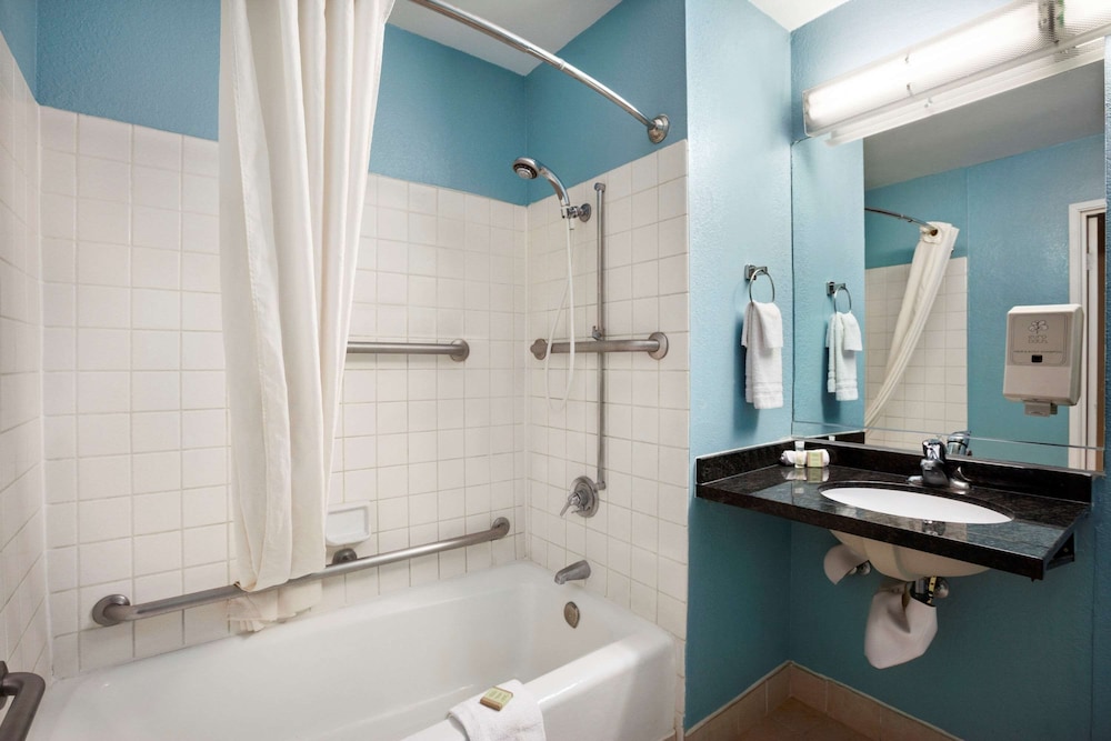 Room, 1 Queen Bed, Accessible, Non Smoking (Mobility/Hearing) - Photo 1