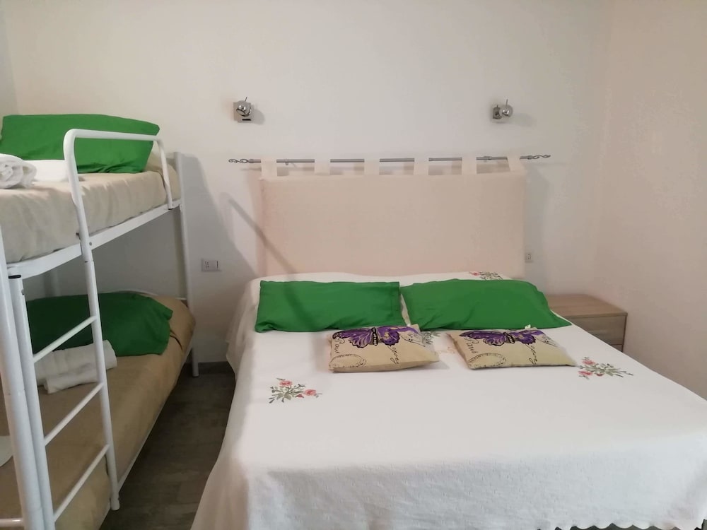 Deluxe Quadruple Room, 1 Bedroom photo 2