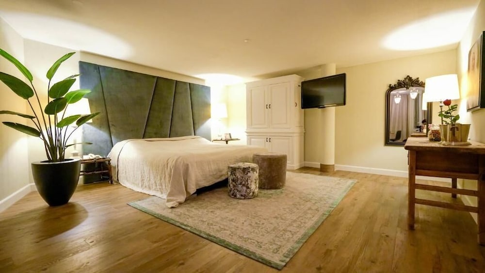 Romantic Studio Suite - Photo 1