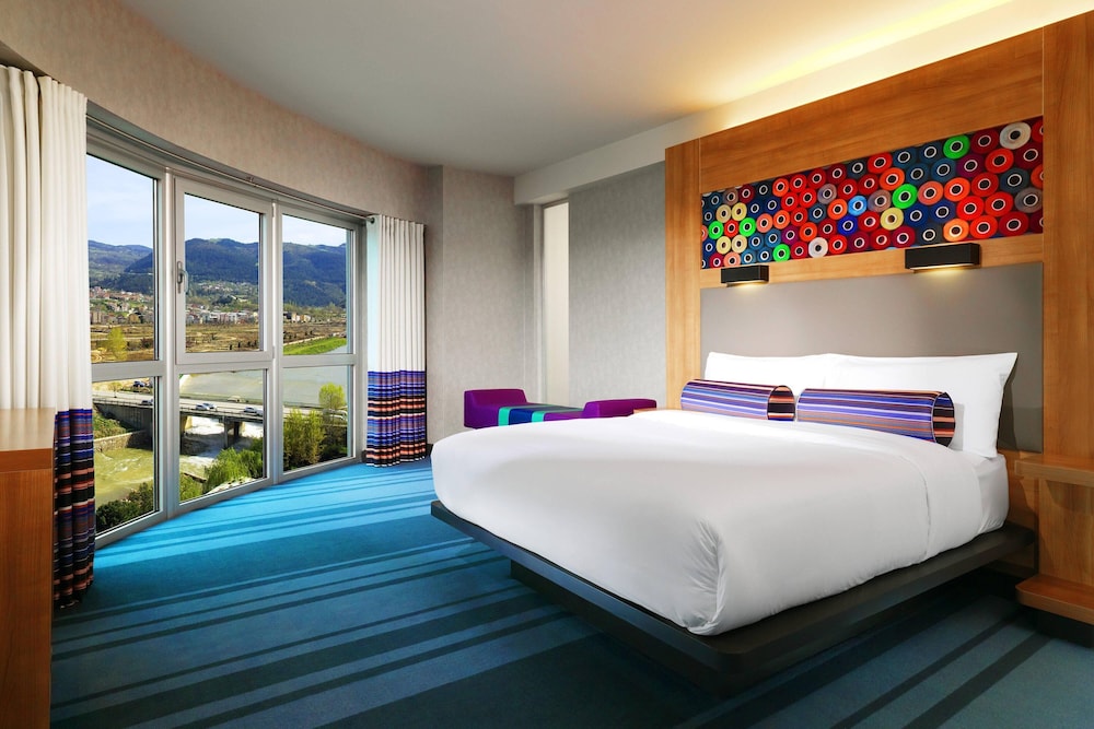Room, 1 King Bed thumbnail 5