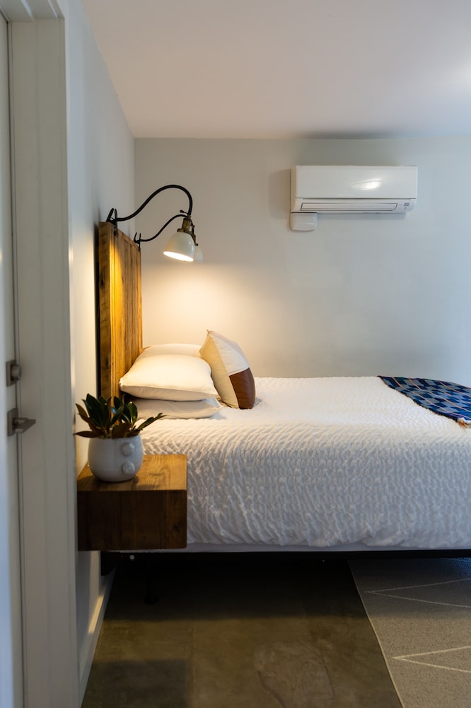 Standard Room, 1 Queen Bed, Non Smoking photo 2