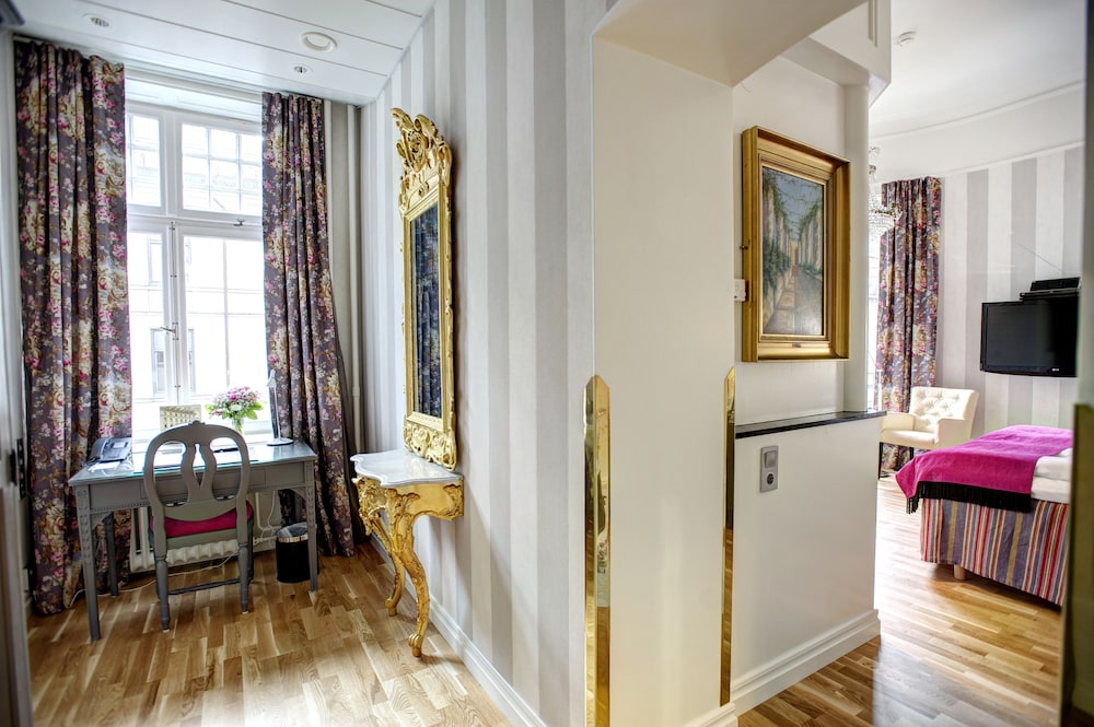 Deluxe Room, 1 Queen Bed, Non Smoking (1 Queen bed or 2 Twin Beds)