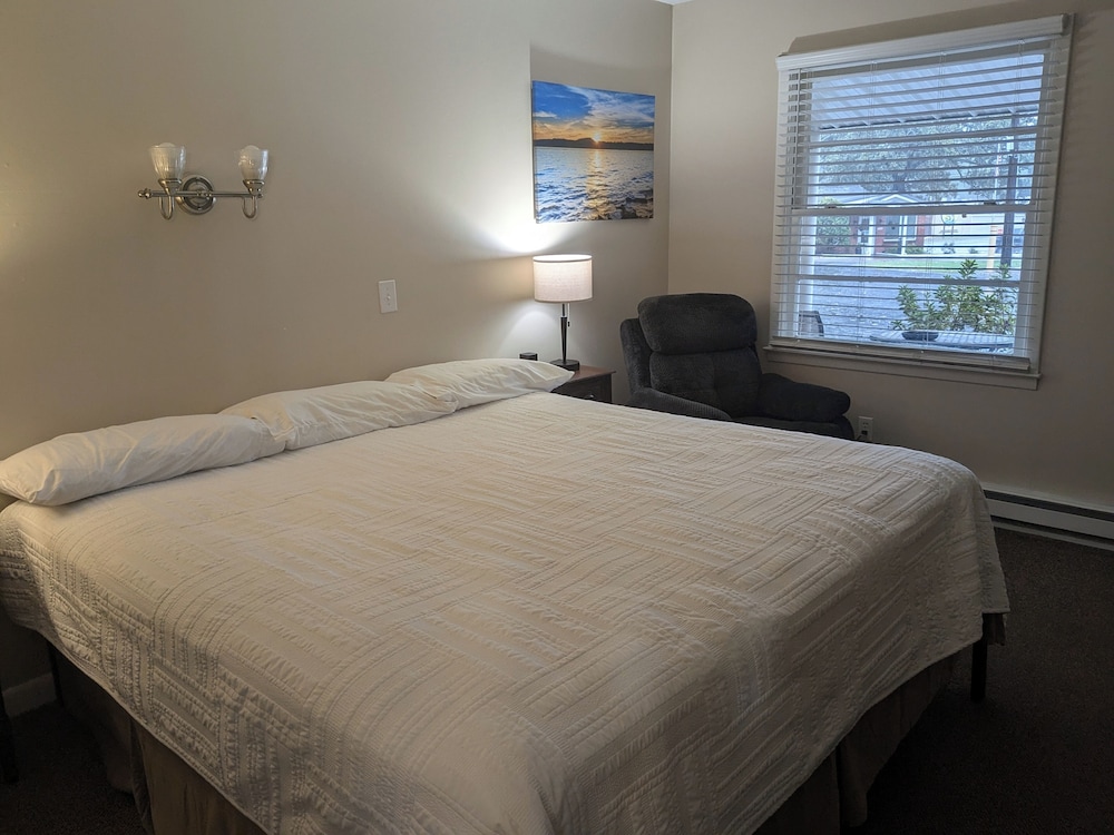 Deluxe Room, 1 King Bed photo 3