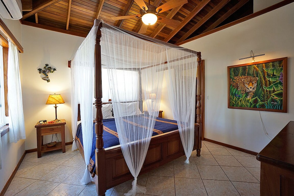 Main House Upstairs 2 Bedroom M1 photo 2
