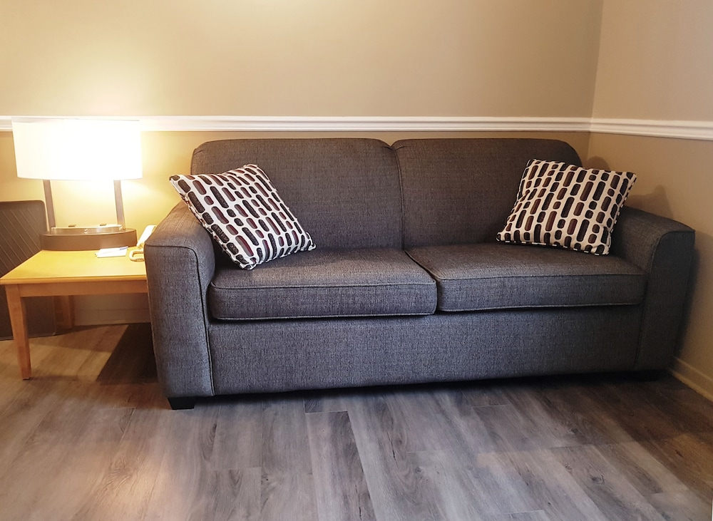 Suite, 1 Queen Bed with Sofa bed photo 2