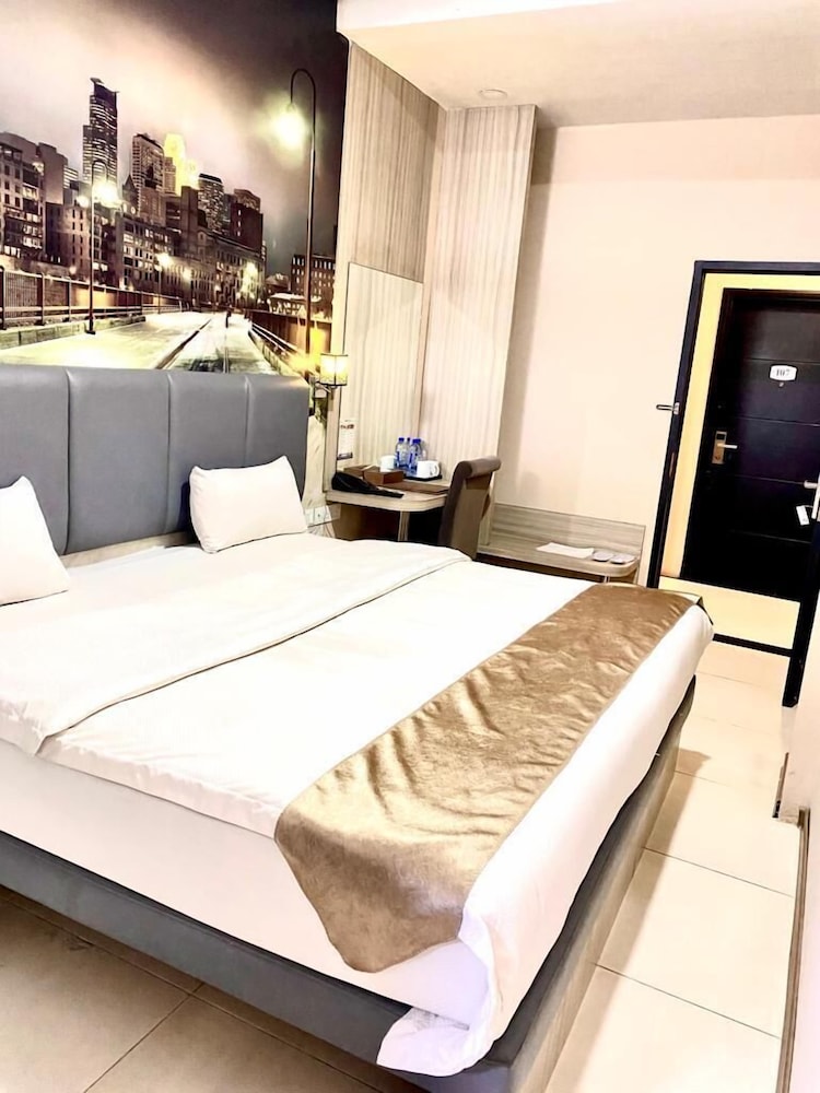 Superior Room, 1 King Bed photo 2