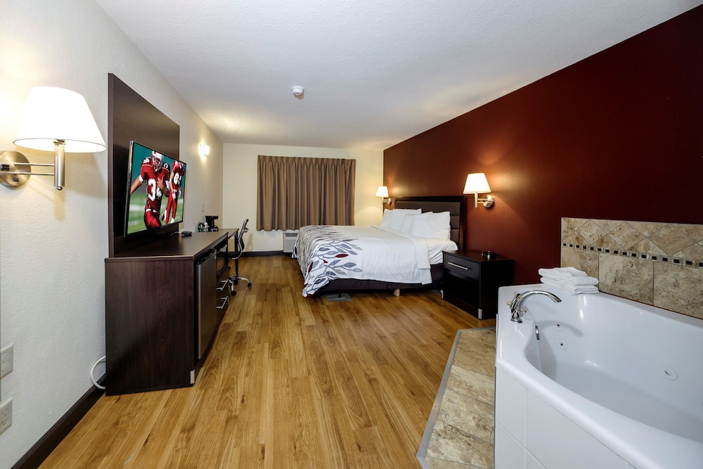 Superior Room, 1 King Bed, Jetted Tub (Smoke Free) - Photo 4