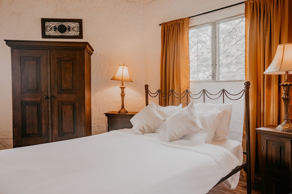Classic Double Room, 1 King Bed photo 3