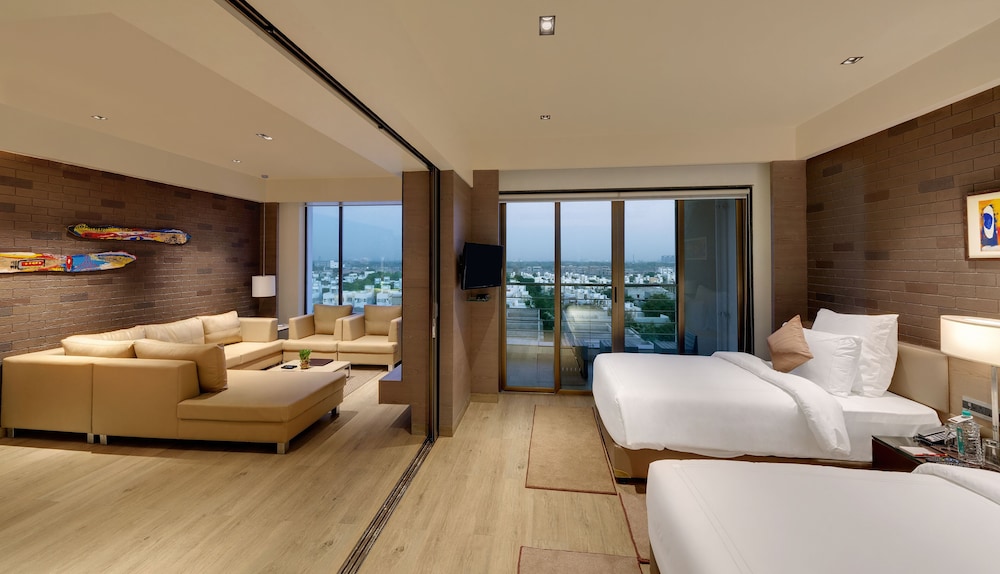 Executive Suite, Non Smoking, Balcony (Living Room, City or Garden View) - Photo 4