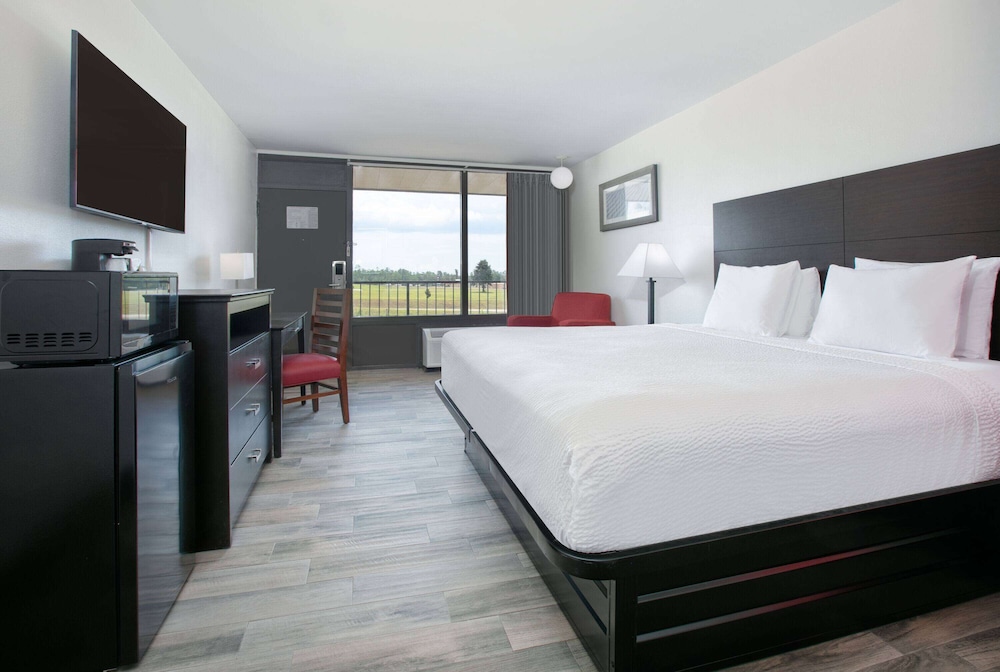 Room, 1 King Bed, Non Smoking (Pet-Friendly, Exterior) - Photo 1