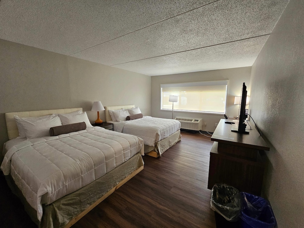 Standard Room, 2 Queen Beds, Non Smoking - Photo 1