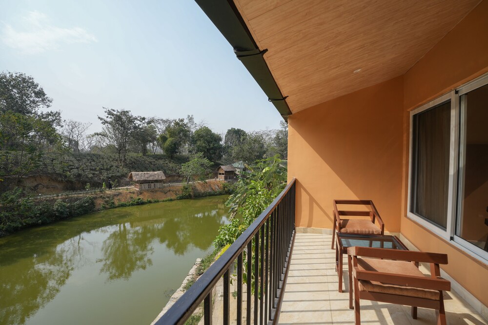 Premium Room with Balcony - Photo 3