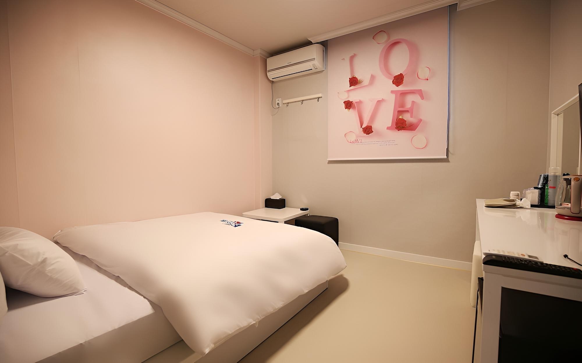 Room (Modern) photo 3