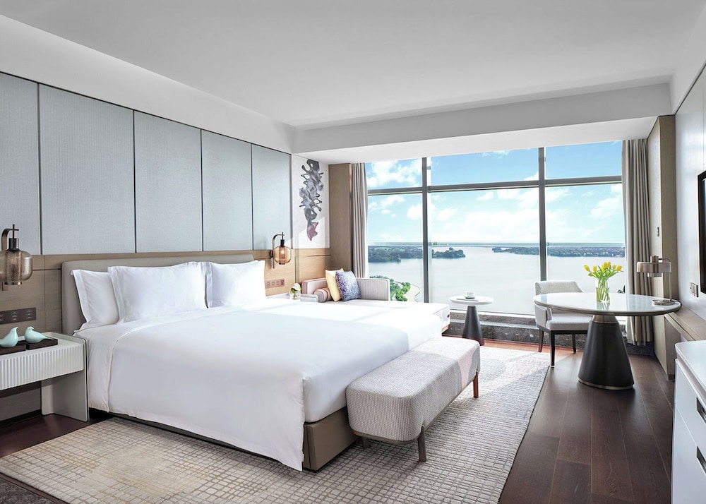 Suite, 1 Bedroom, Lake View photo 3