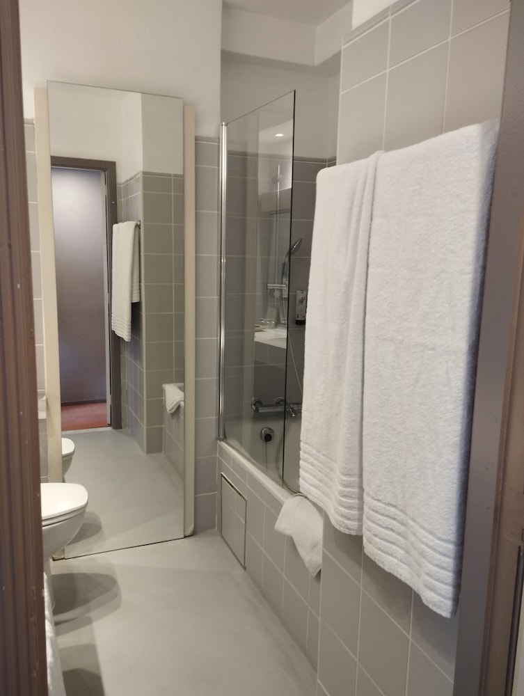 City Room - Photo 11
