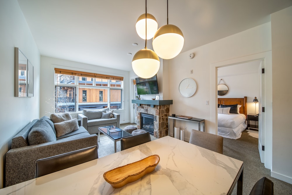 Deluxe Condo, 1 Bedroom photo 1