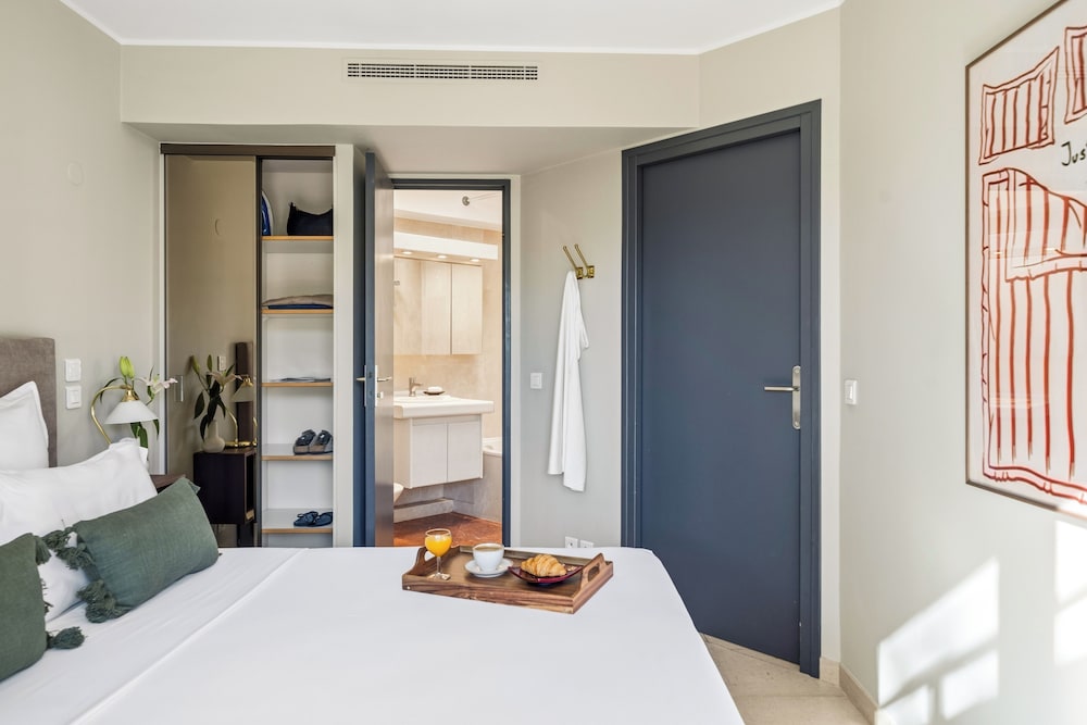 Deluxe Apartment, 1 Queen Bed with Sofa bed, Private Bathroom, City View