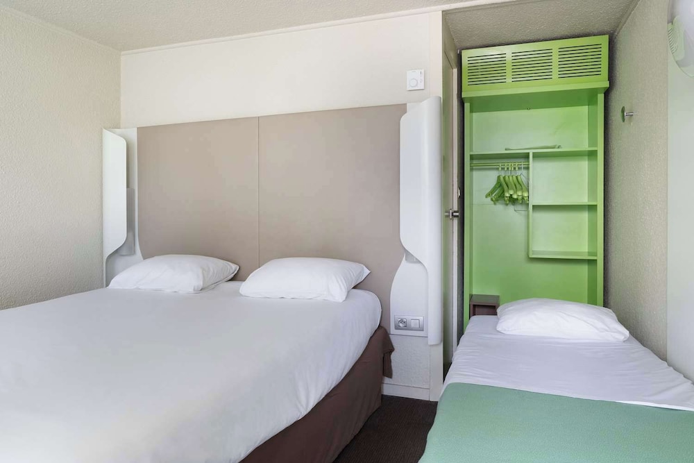 Standard Triple Room, Multiple Beds - Photo 1