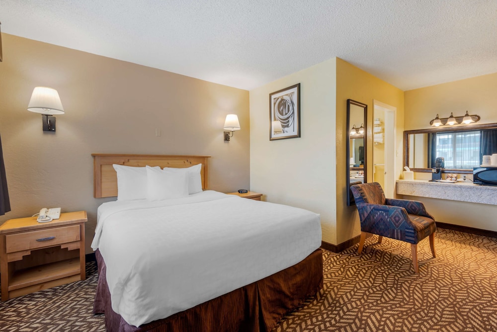 Standard Room, 1 Queen Bed, Non Smoking, Refrigerator