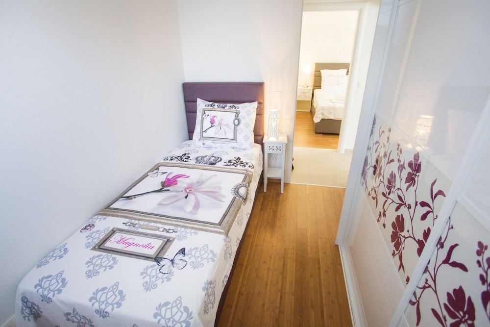 Apartment, Multiple Beds