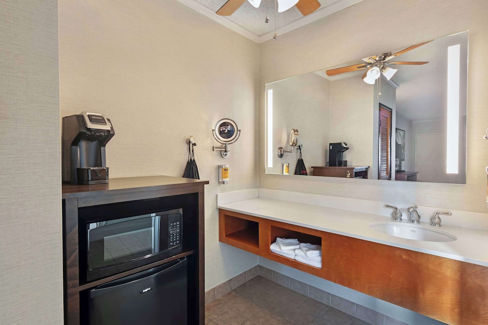 Deluxe Room, 2 Queen Beds, Non Smoking, Refrigerator & Microwave - Photo 7