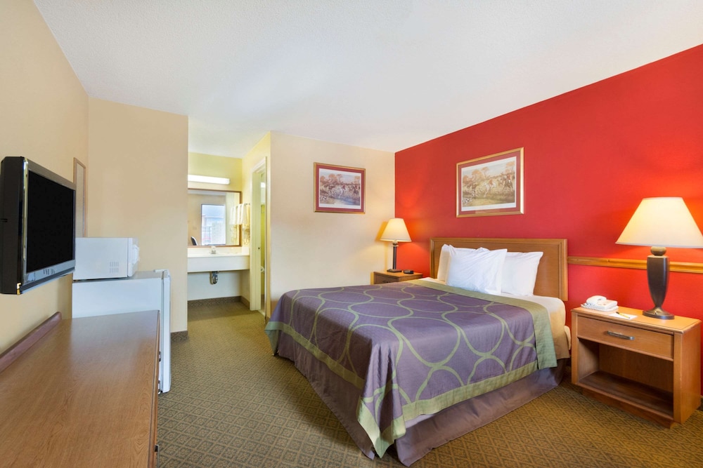 Standard Room, 1 Queen Bed, Smoking - Photo 1