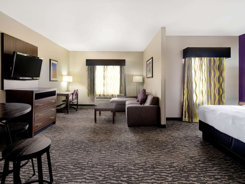 Deluxe Suite, 1 King Bed, Non Smoking - Photo 1