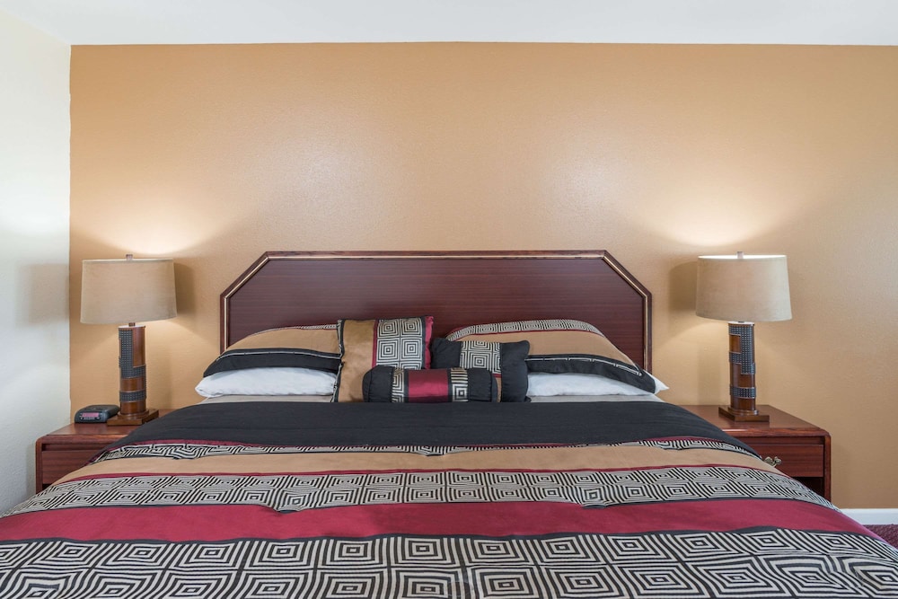 Room, 1 King Bed photo 1