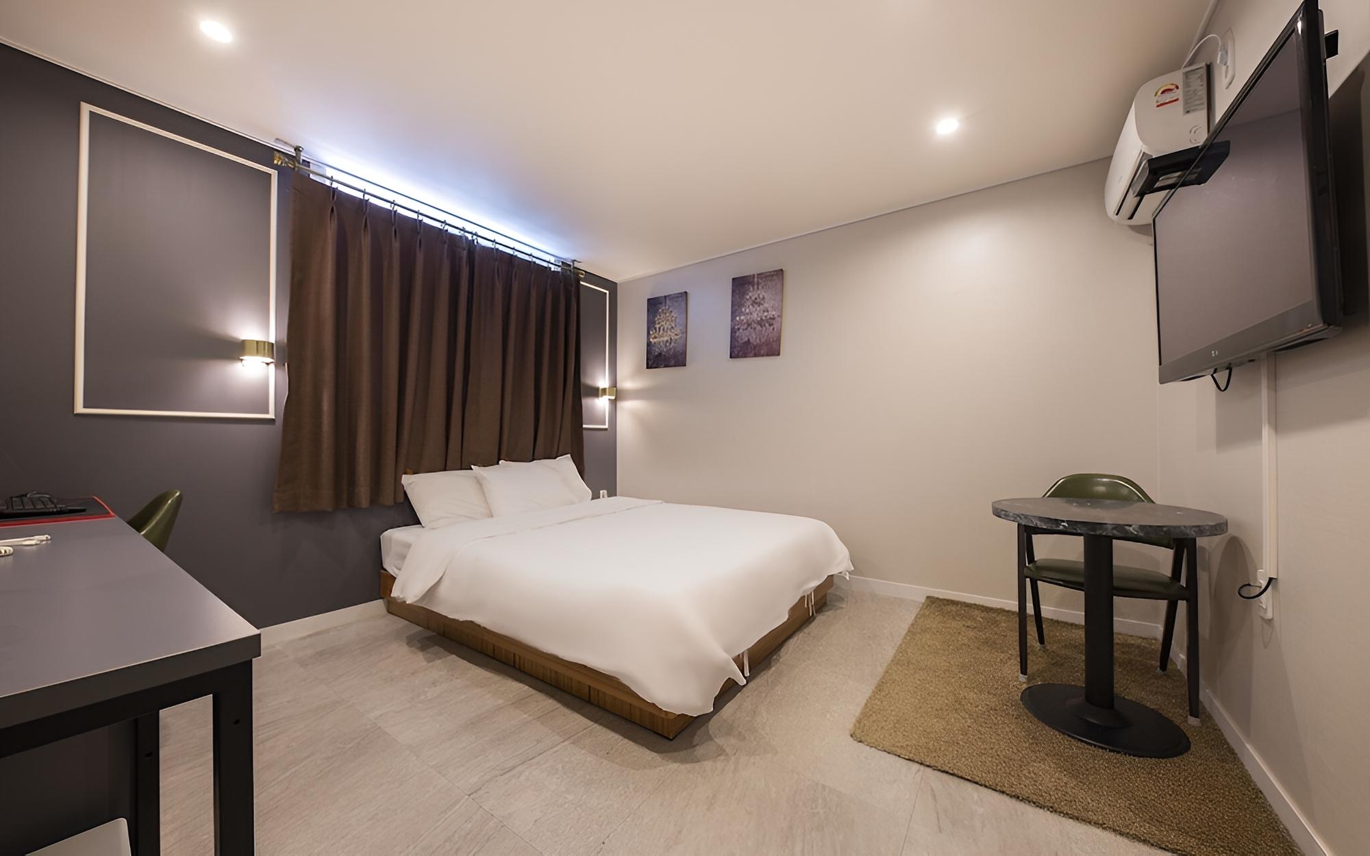 Room (Standard Room A) - Photo 9