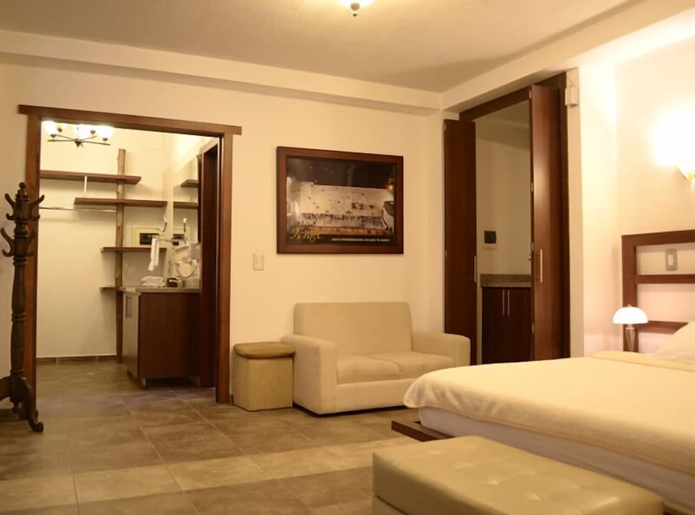 Luxury Suite, 1 King Bed, Mountain View photo 3