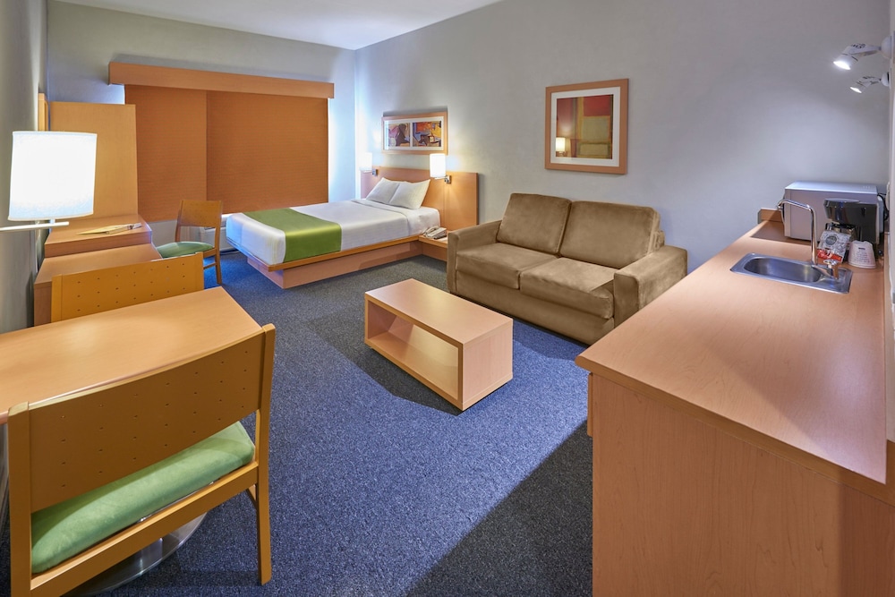 Suite, 1 Queen Bed with Sofa bed - Photo 3