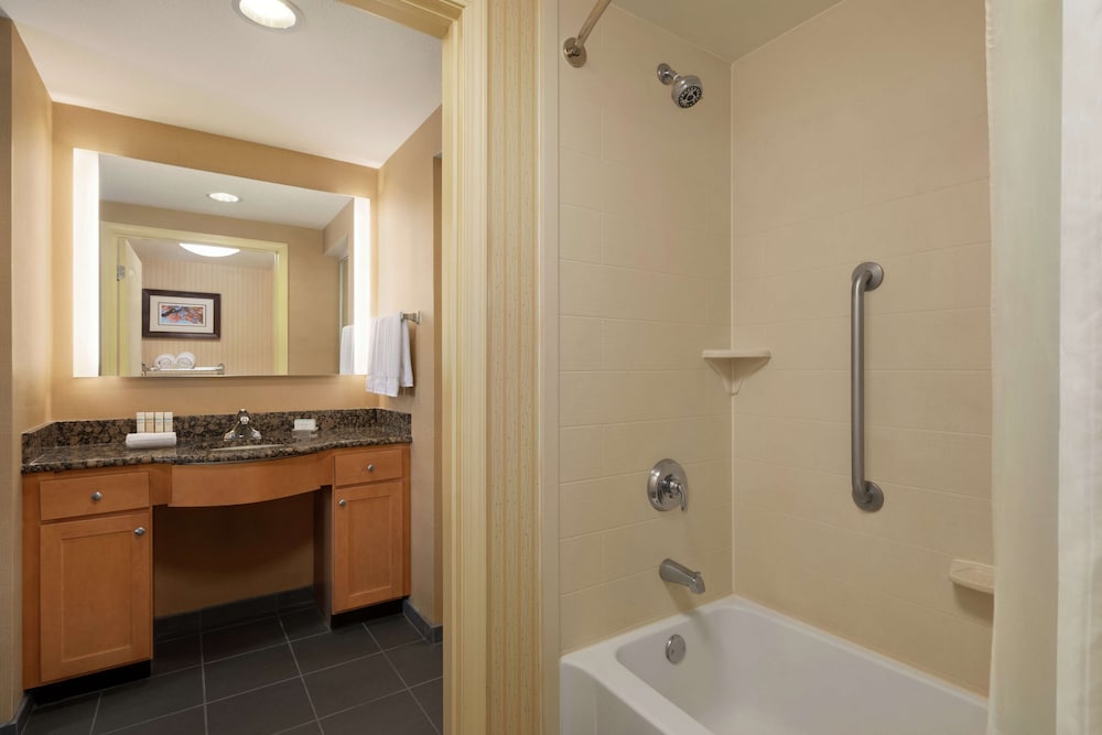 Premium Studio, 1 King Bed, Accessible, Bathtub photo 3